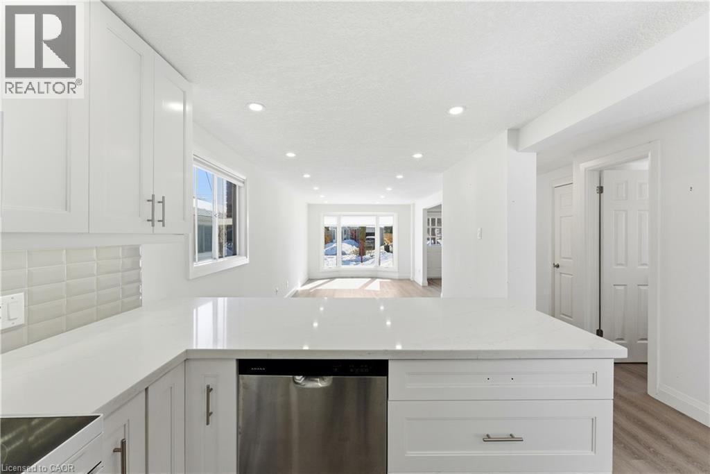 16 Thornbush Crescent, Waterloo, ON - Indoor Photo Showing Kitchen With Upgraded Kitchen