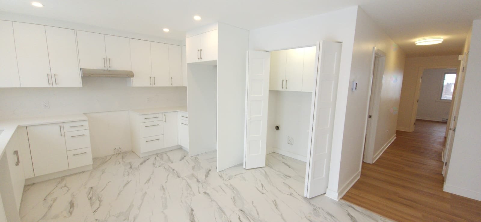 Laundry - 2324 Boul. Keller, Montréal (Saint-Laurent), QC - Indoor