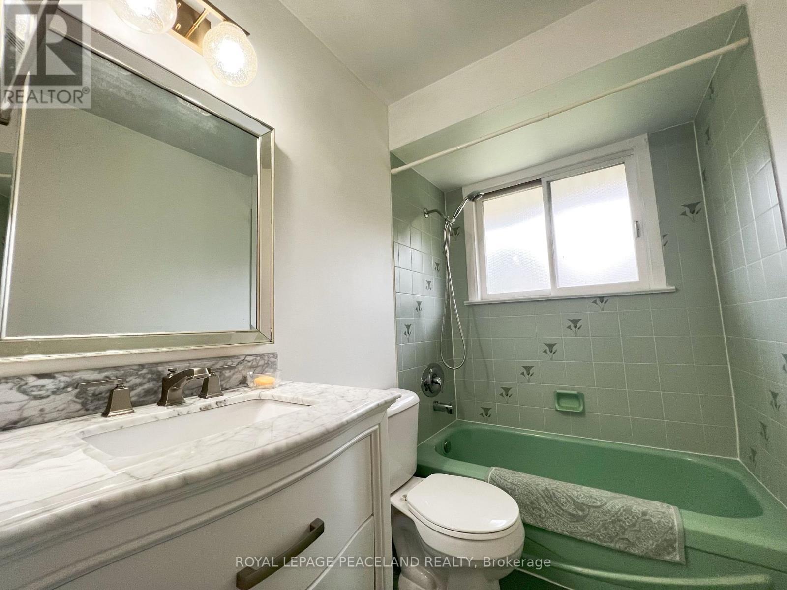 403 Denlow Avenue, Hamilton, ON - Indoor Photo Showing Bathroom