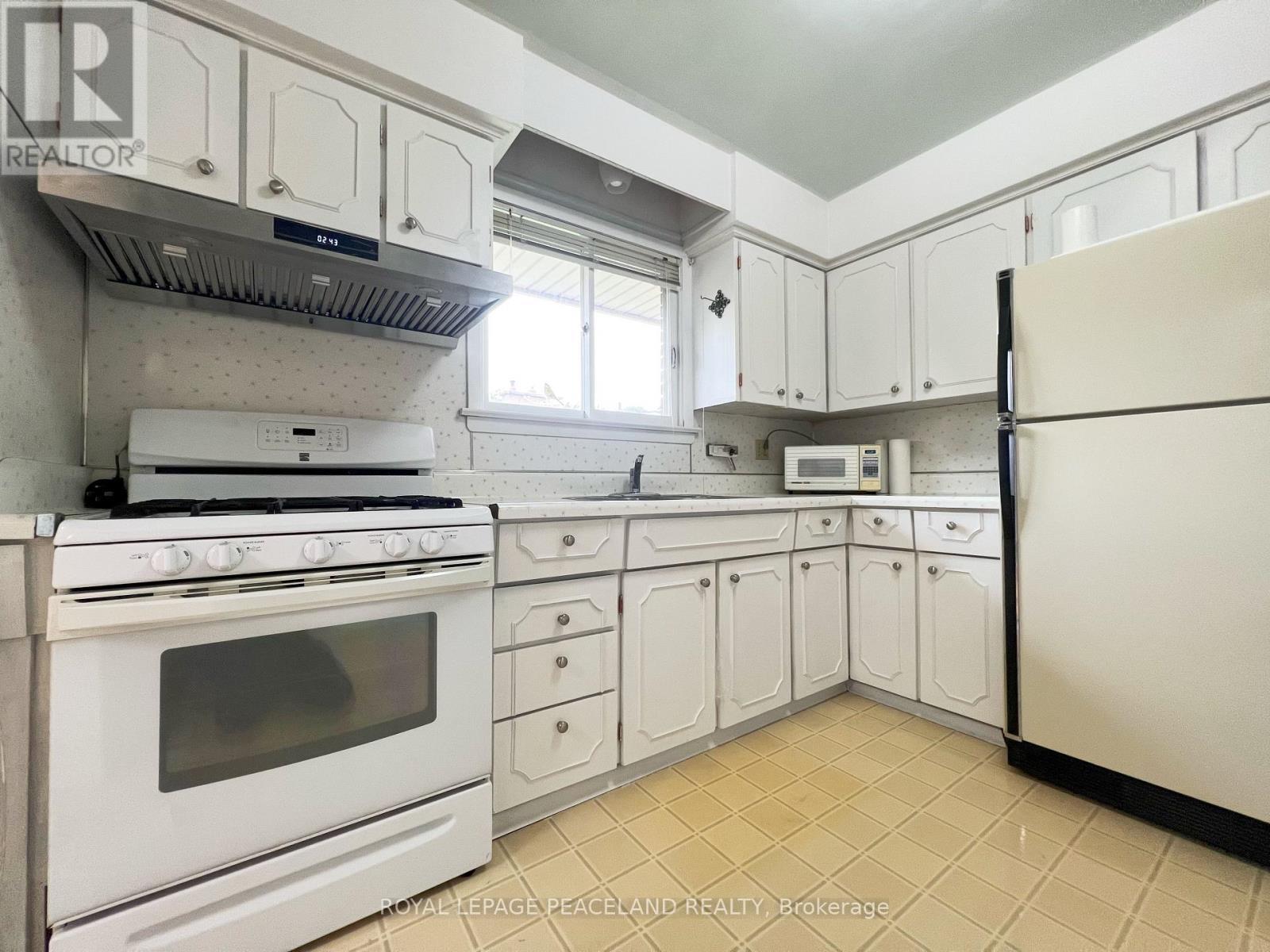 403 Denlow Avenue, Hamilton, ON - Indoor Photo Showing Kitchen
