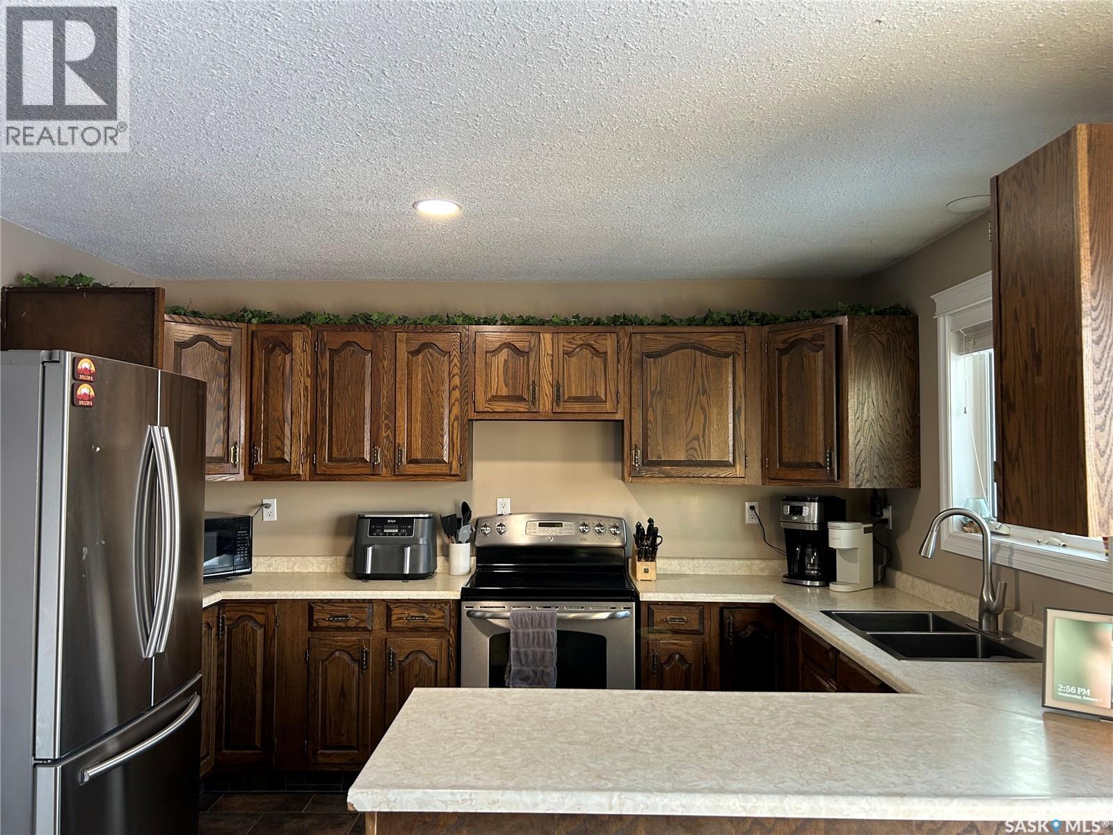 816 8Th Avenue, Rosthern, SK - Indoor Photo Showing Kitchen With Double Sink