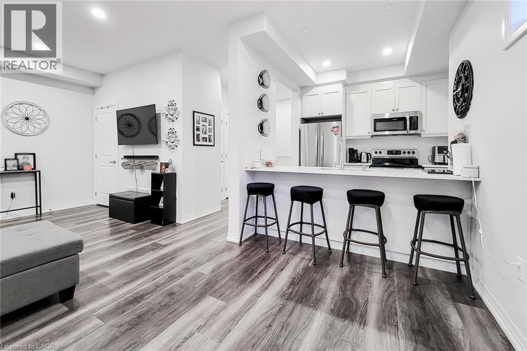 575 Woodward Avenue, Hamilton, ON - Indoor Photo Showing Kitchen With Upgraded Kitchen