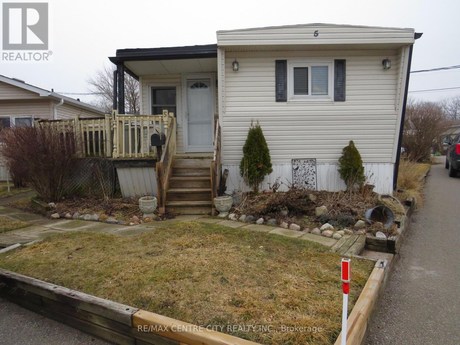 Welcome Home! Cozy one bedroom mobile home. - 5 - 198 Springbank Drive, London South (South D), ON - Outdoor