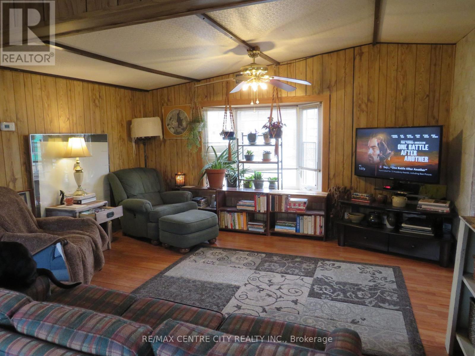 living room, laminate floors - 5 - 198 Springbank Drive, London South (South D), ON - Indoor Photo Showing Living Room