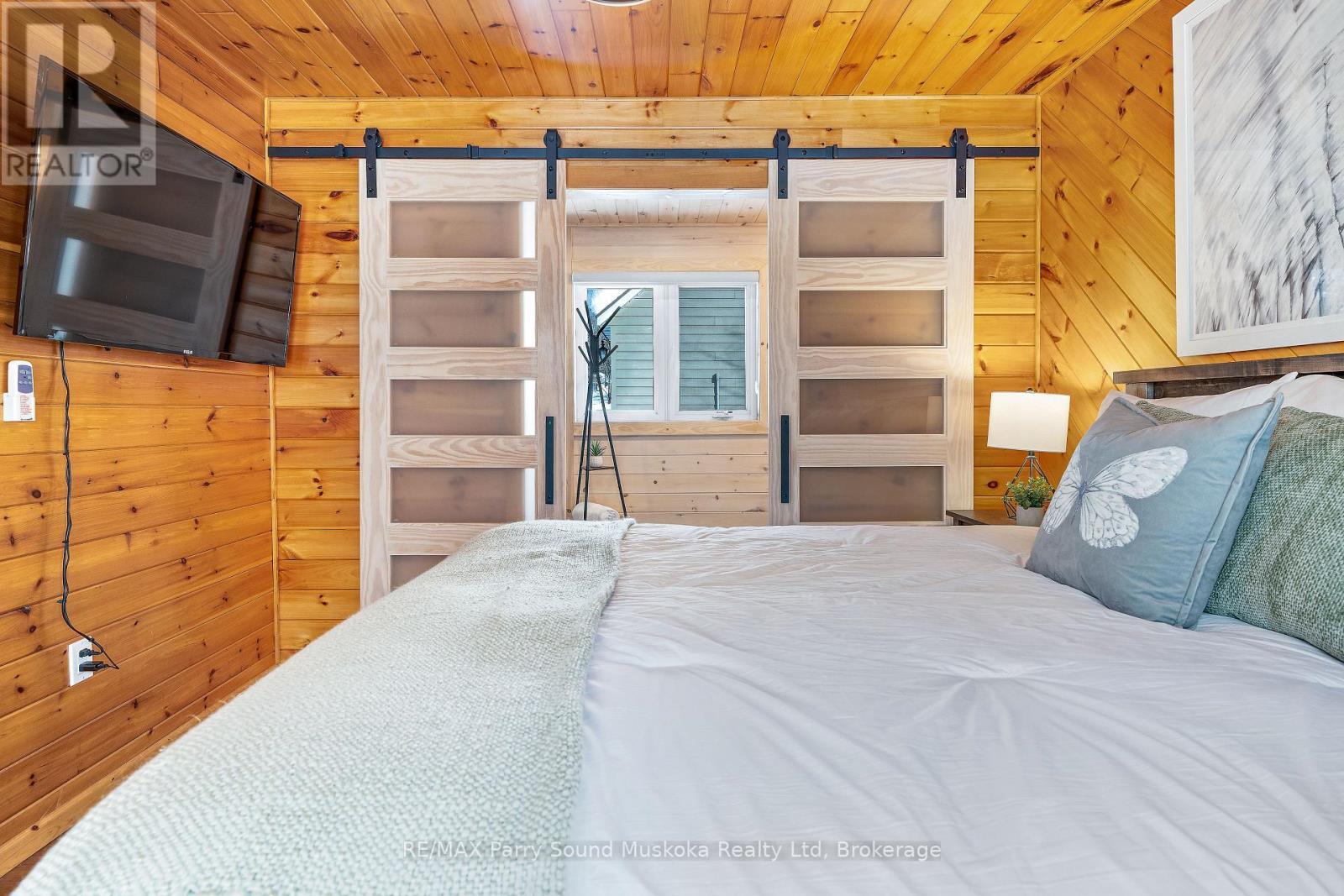 587 Centre Road, Mckellar, ON - Indoor Photo Showing Bedroom