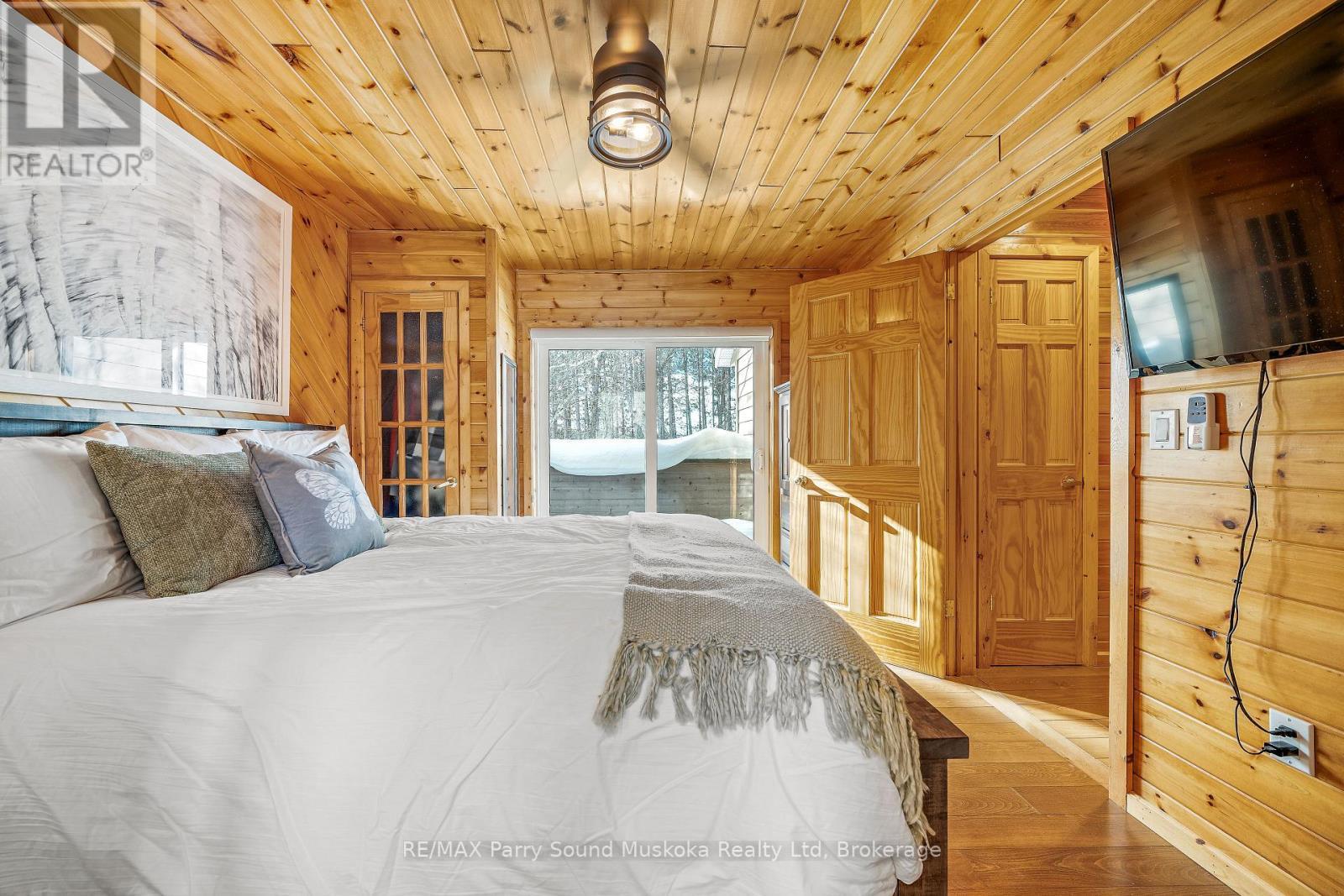 587 Centre Road, Mckellar, ON - Indoor Photo Showing Bedroom
