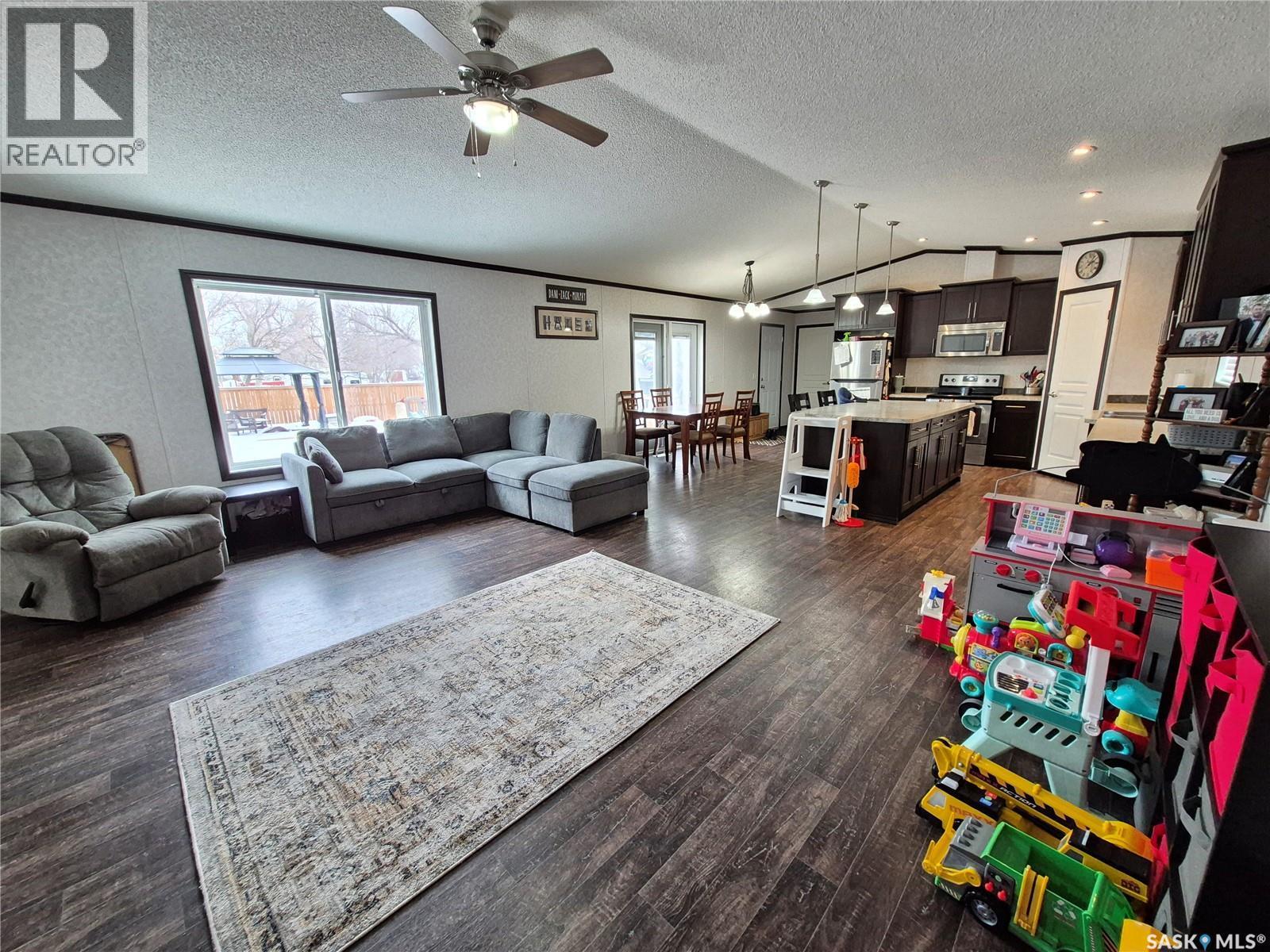 151 2Nd Avenue, Bengough, SK - Indoor Photo Showing Living Room
