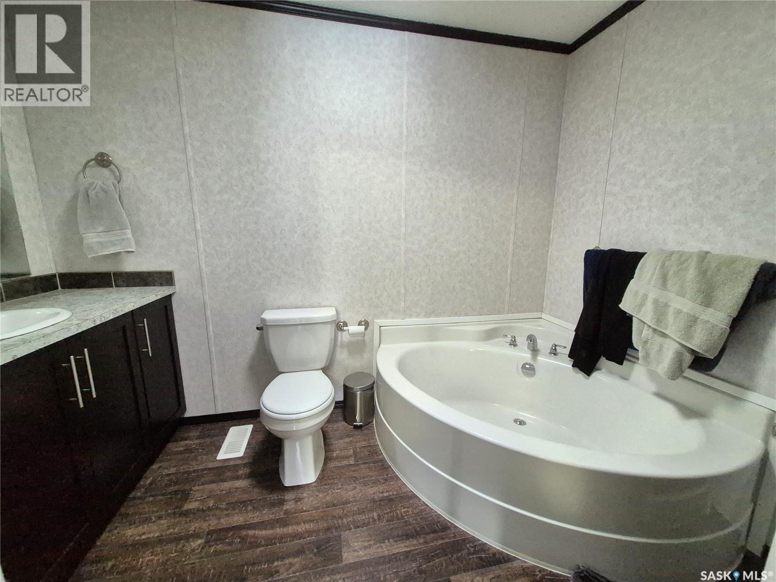 151 2Nd Avenue, Bengough, SK - Indoor Photo Showing Bathroom