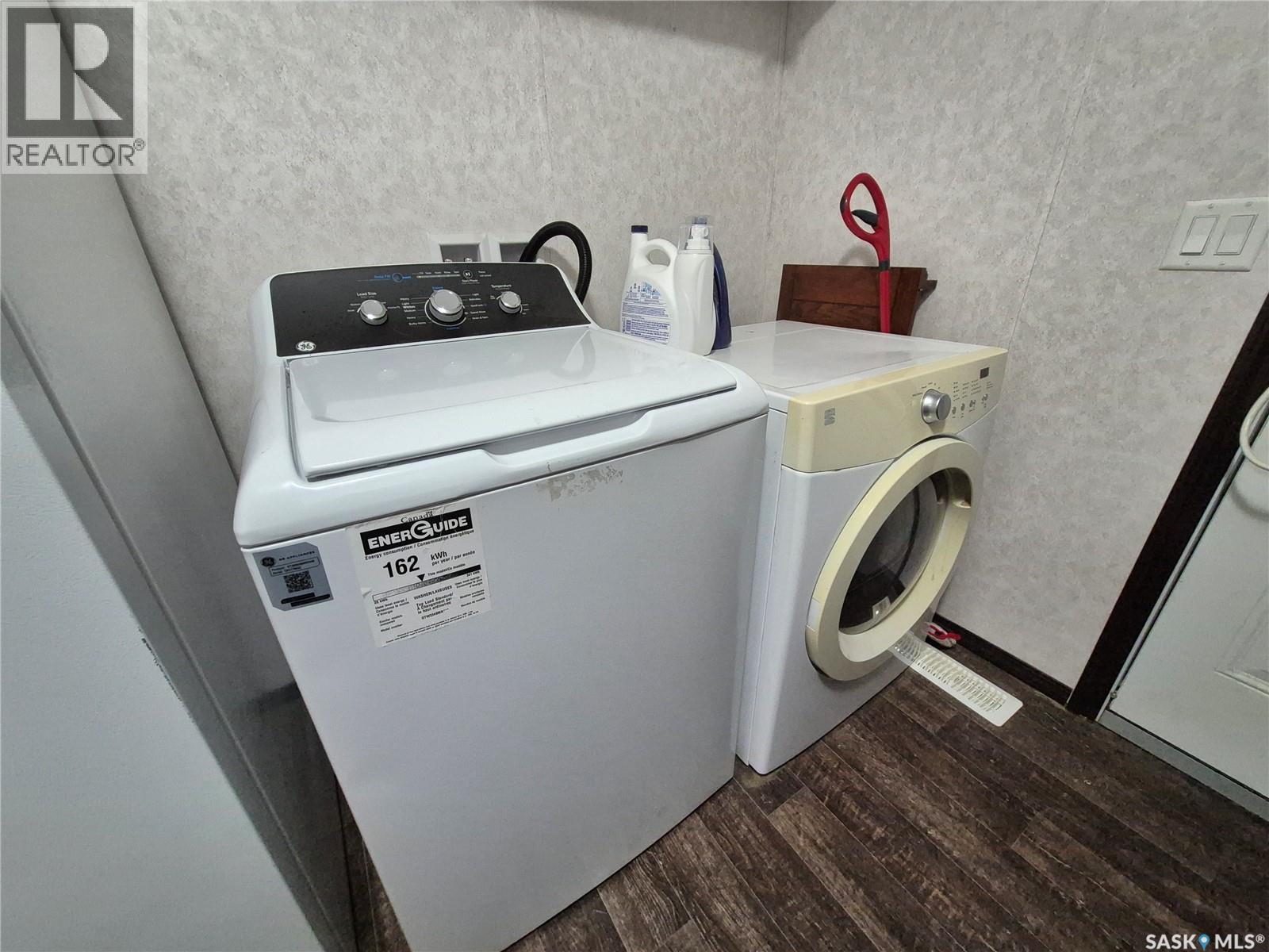 151 2Nd Avenue, Bengough, SK - Indoor Photo Showing Laundry Room