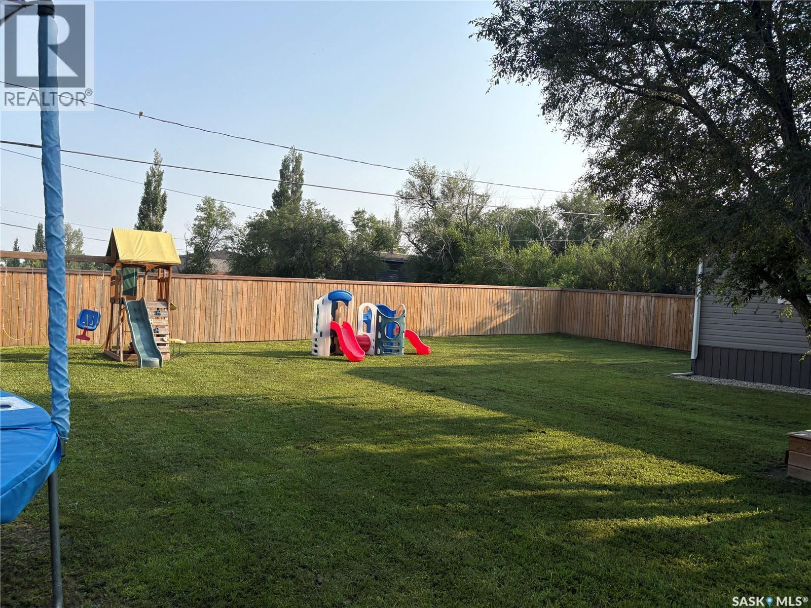 151 2Nd Avenue, Bengough, SK - Outdoor With Backyard