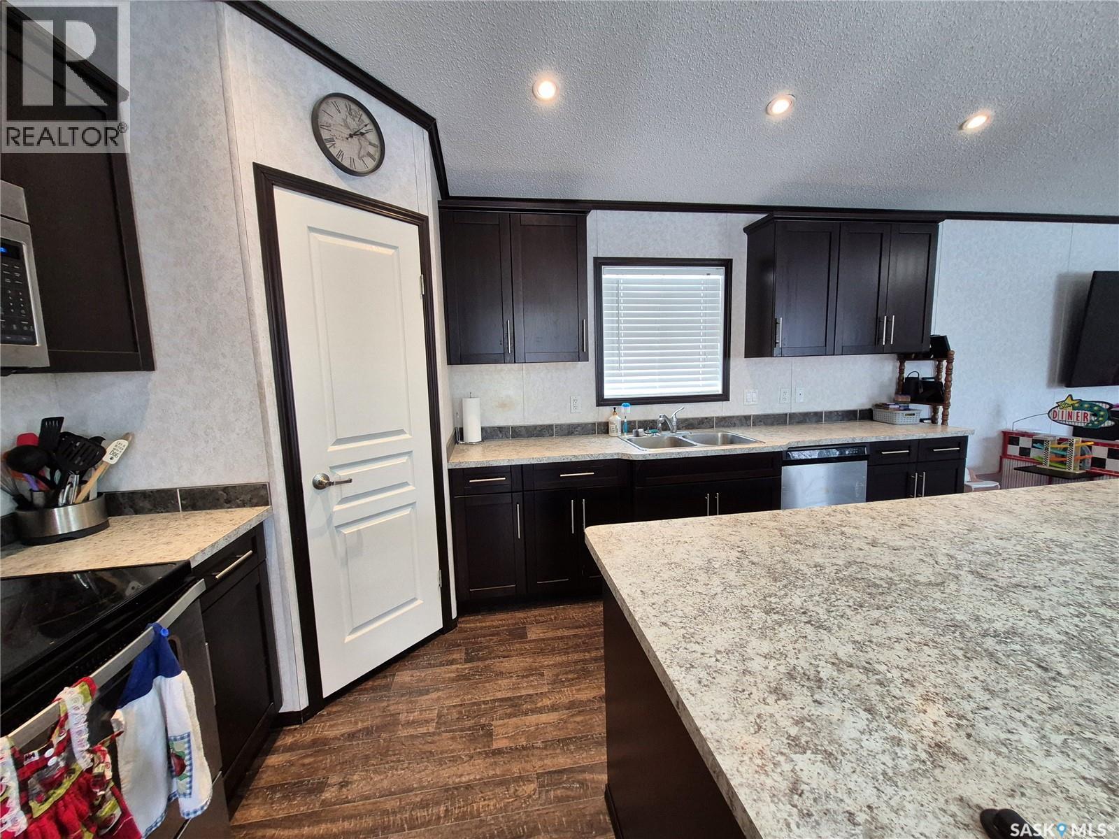 151 2Nd Avenue, Bengough, SK - Indoor Photo Showing Kitchen With Stainless Steel Kitchen With Double Sink With Upgraded Kitchen