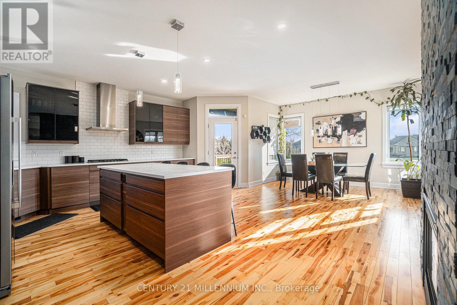 6470 Apple Orchard Road, Ottawa, ON - Indoor