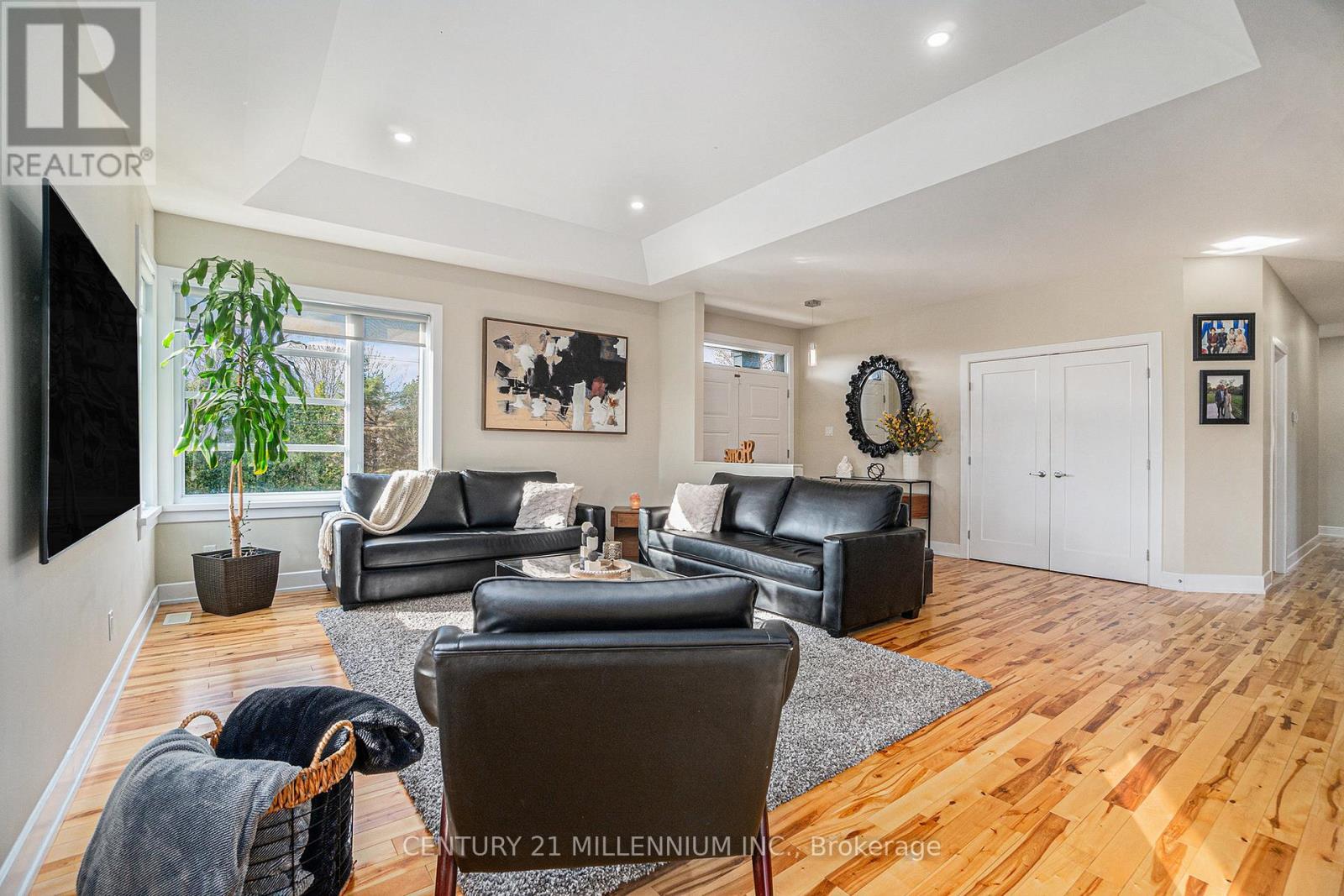 6470 Apple Orchard Road, Ottawa, ON - Indoor Photo Showing Living Room