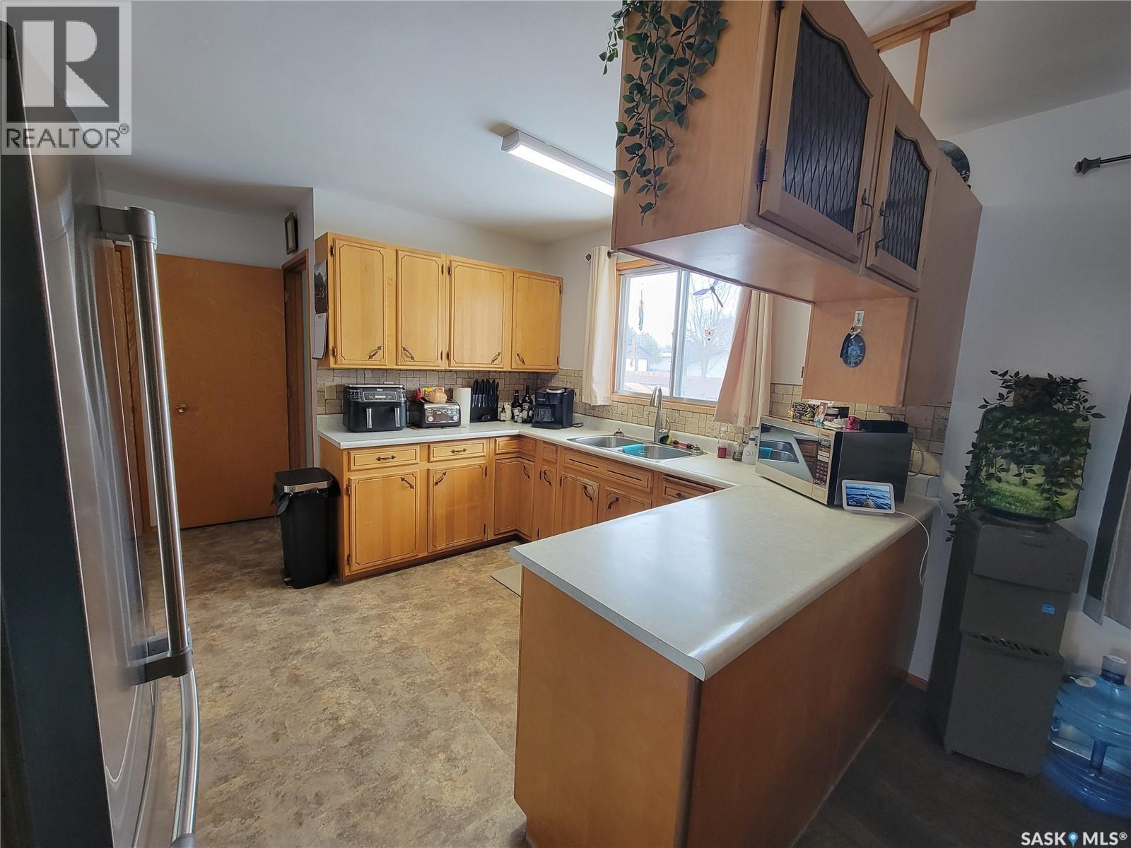 102 Jubilee Bay, Unity, SK - Indoor Photo Showing Kitchen With Double Sink