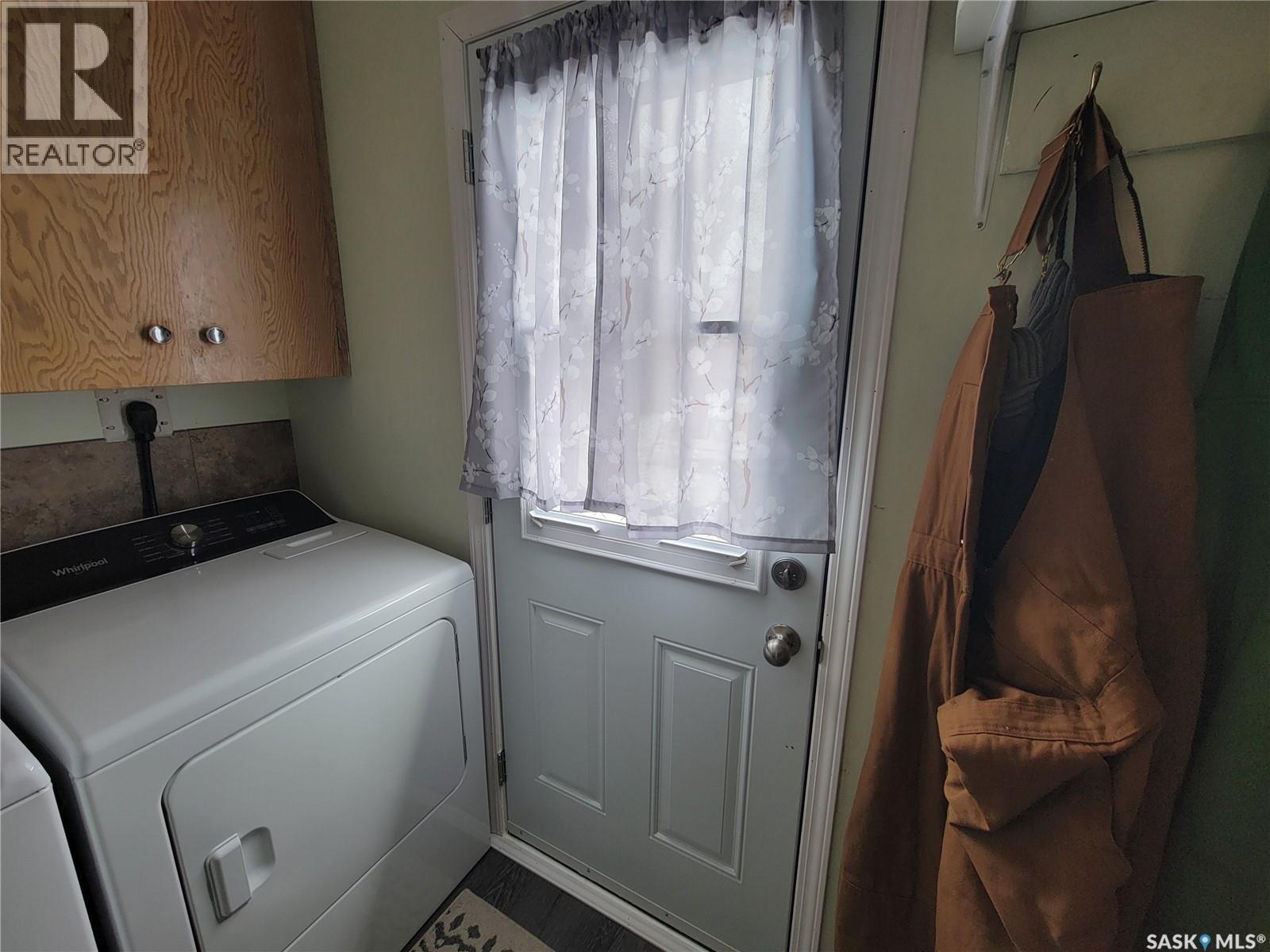 102 Jubilee Bay, Unity, SK - Indoor Photo Showing Laundry Room