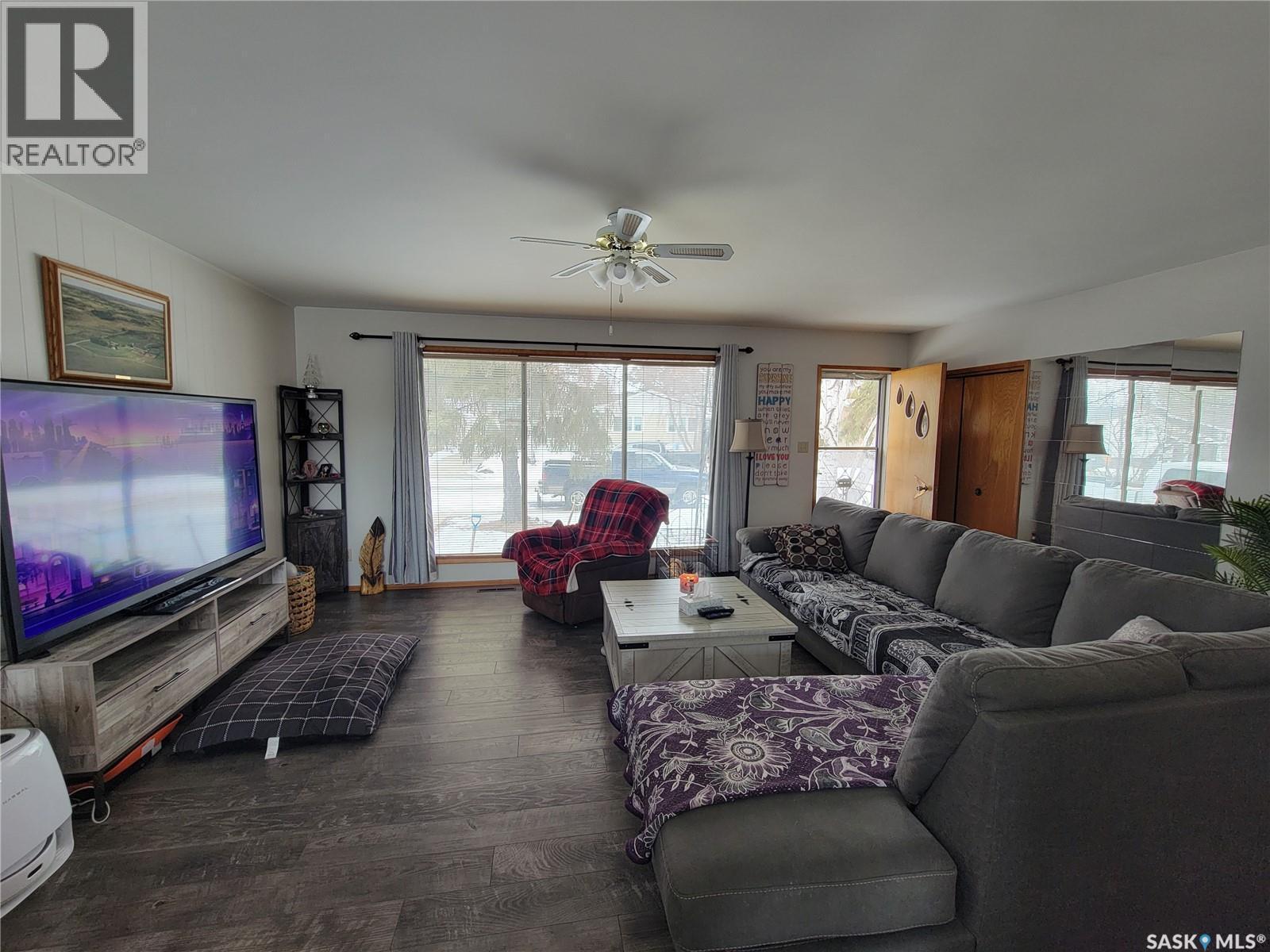 102 Jubilee Bay, Unity, SK - Indoor Photo Showing Living Room