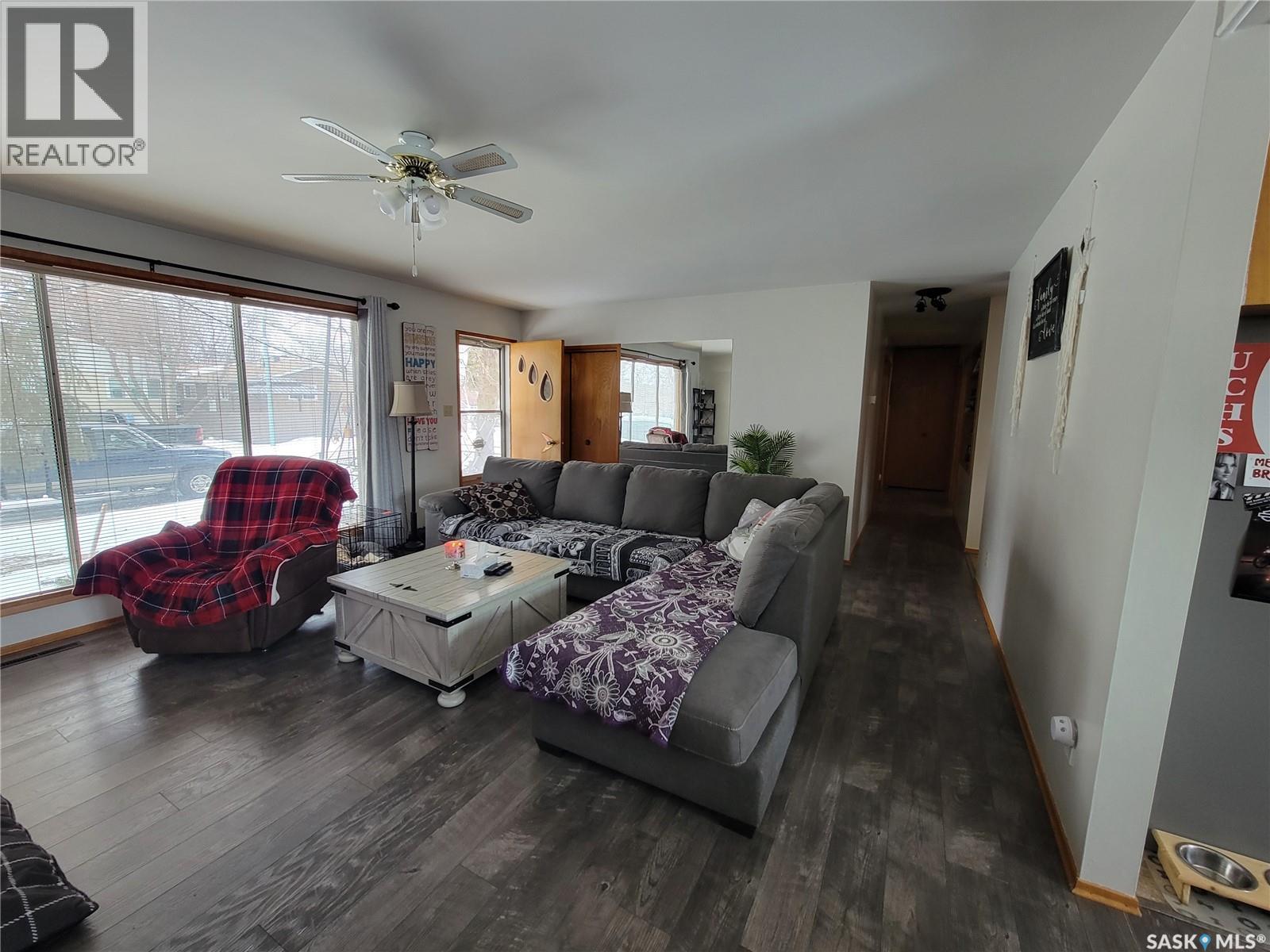 102 Jubilee Bay, Unity, SK - Indoor Photo Showing Living Room
