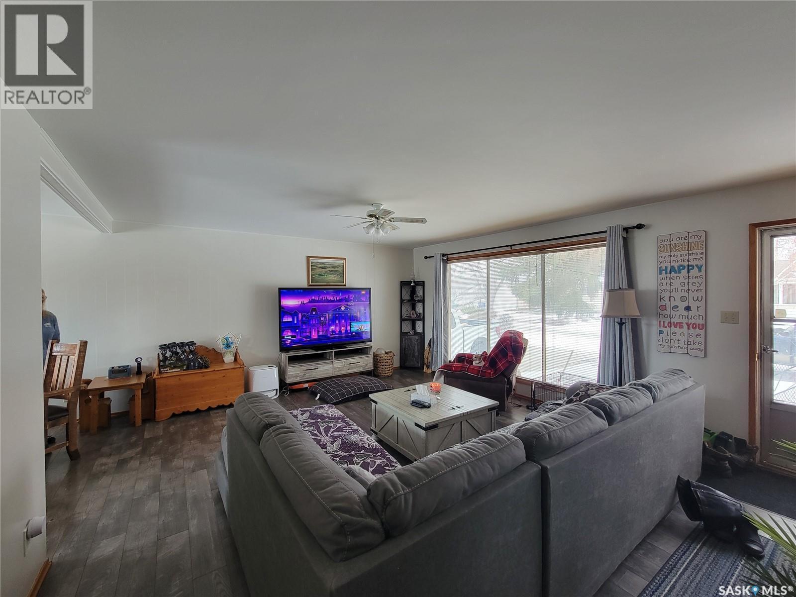 102 Jubilee Bay, Unity, SK - Indoor Photo Showing Living Room