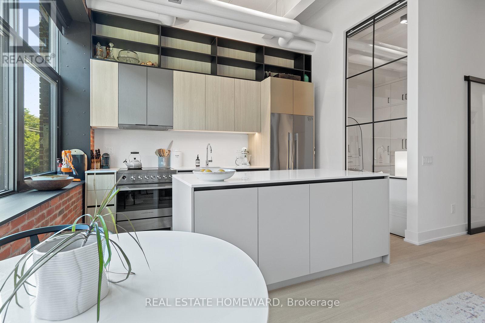 Kitchen w/ centre island - 207 - 150 Logan Avenue, Toronto, ON -