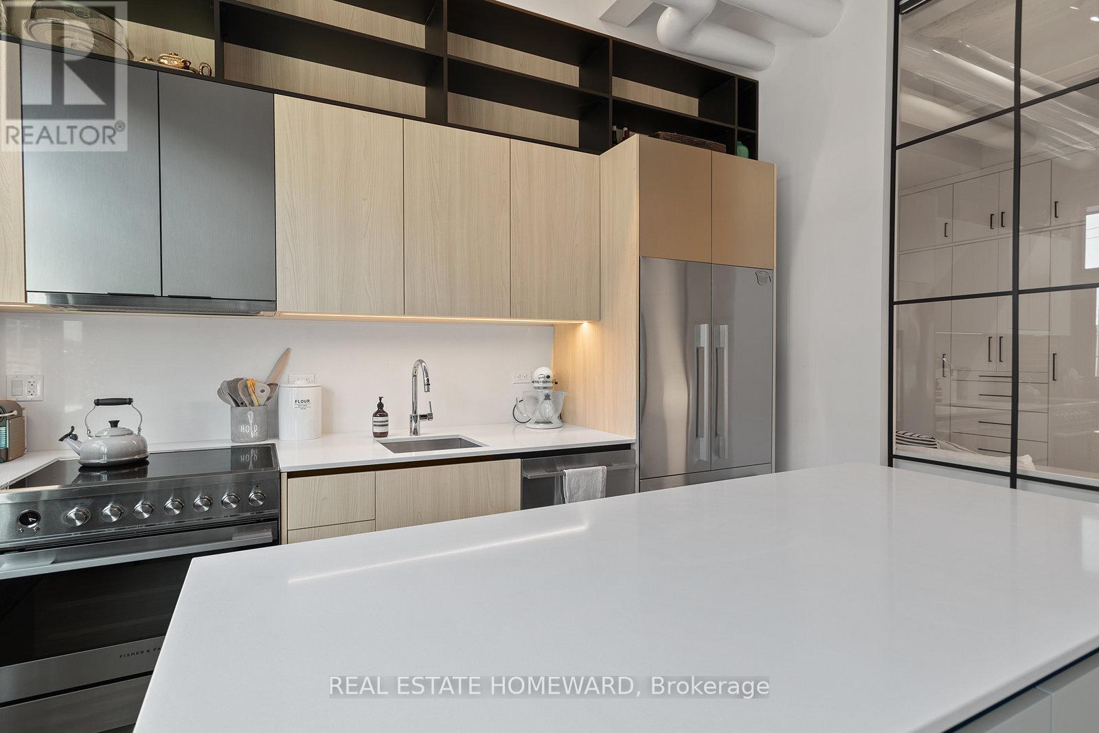 207 - 150 Logan Avenue, Toronto, ON - Indoor Photo Showing Kitchen