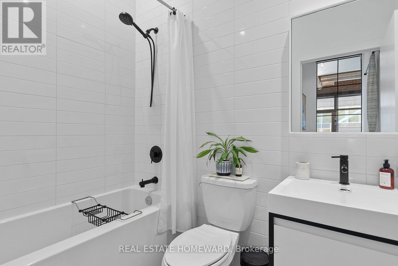 Full Bathroom En-Suite - 207 - 150 Logan Avenue, Toronto, ON - Indoor Photo Showing Bathroom