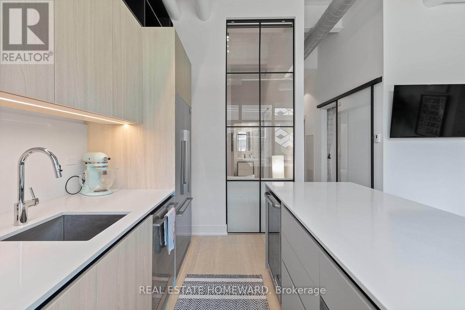 Fully Equipped Kitchen - 207 - 150 Logan Avenue, Toronto, ON - Indoor Photo Showing Kitchen