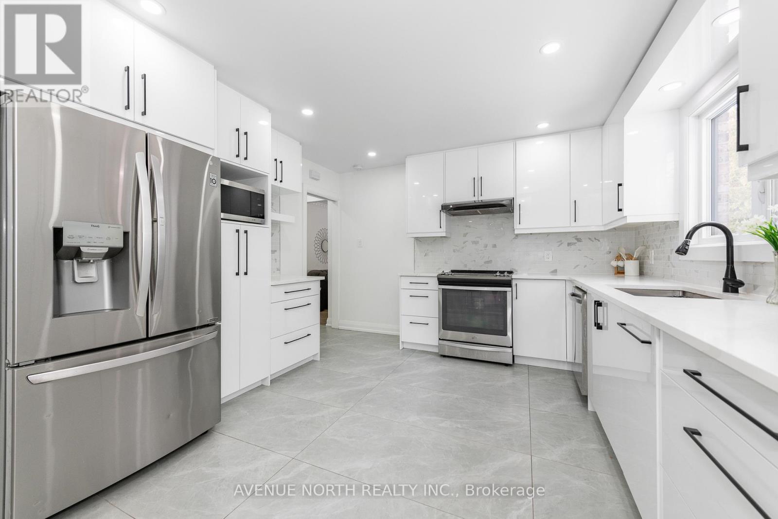 2007 Tawney Road, Ottawa, ON - Indoor Photo Showing Kitchen With Upgraded Kitchen