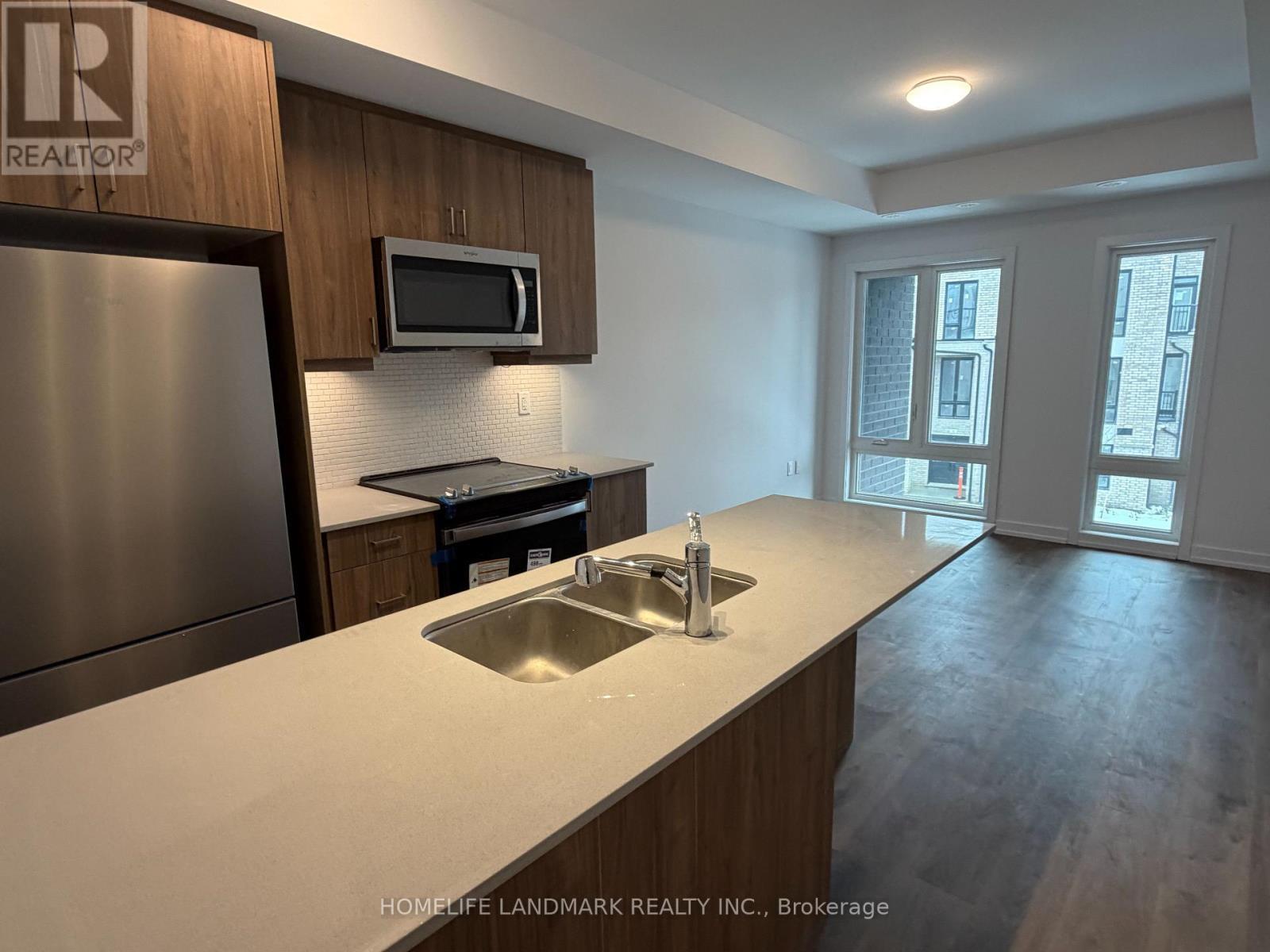 205 - 3 Bancroft Lane, Richmond Hill, ON - Indoor Photo Showing Kitchen With Double Sink