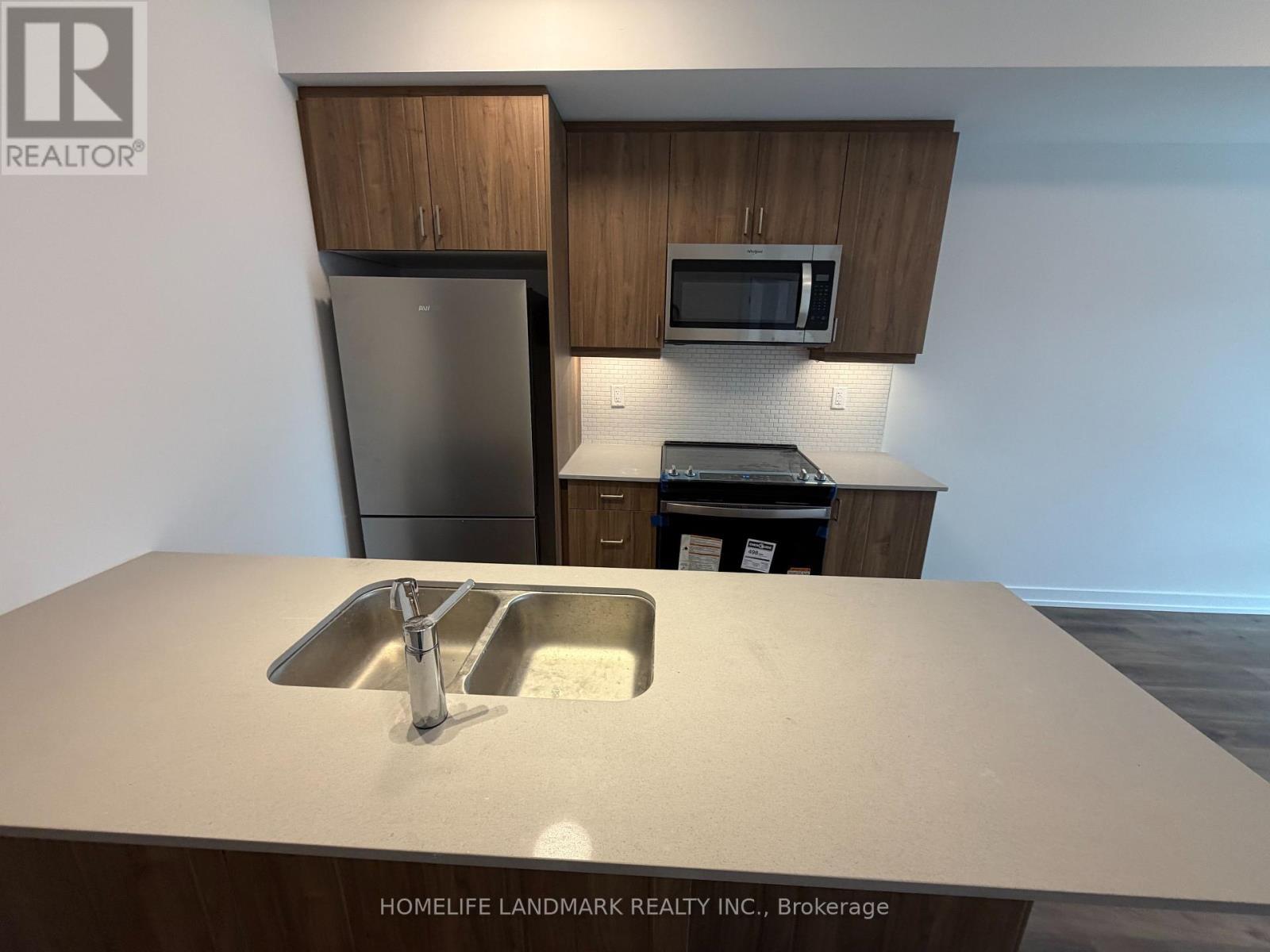 205 - 3 Bancroft Lane, Richmond Hill, ON - Indoor Photo Showing Kitchen With Double Sink