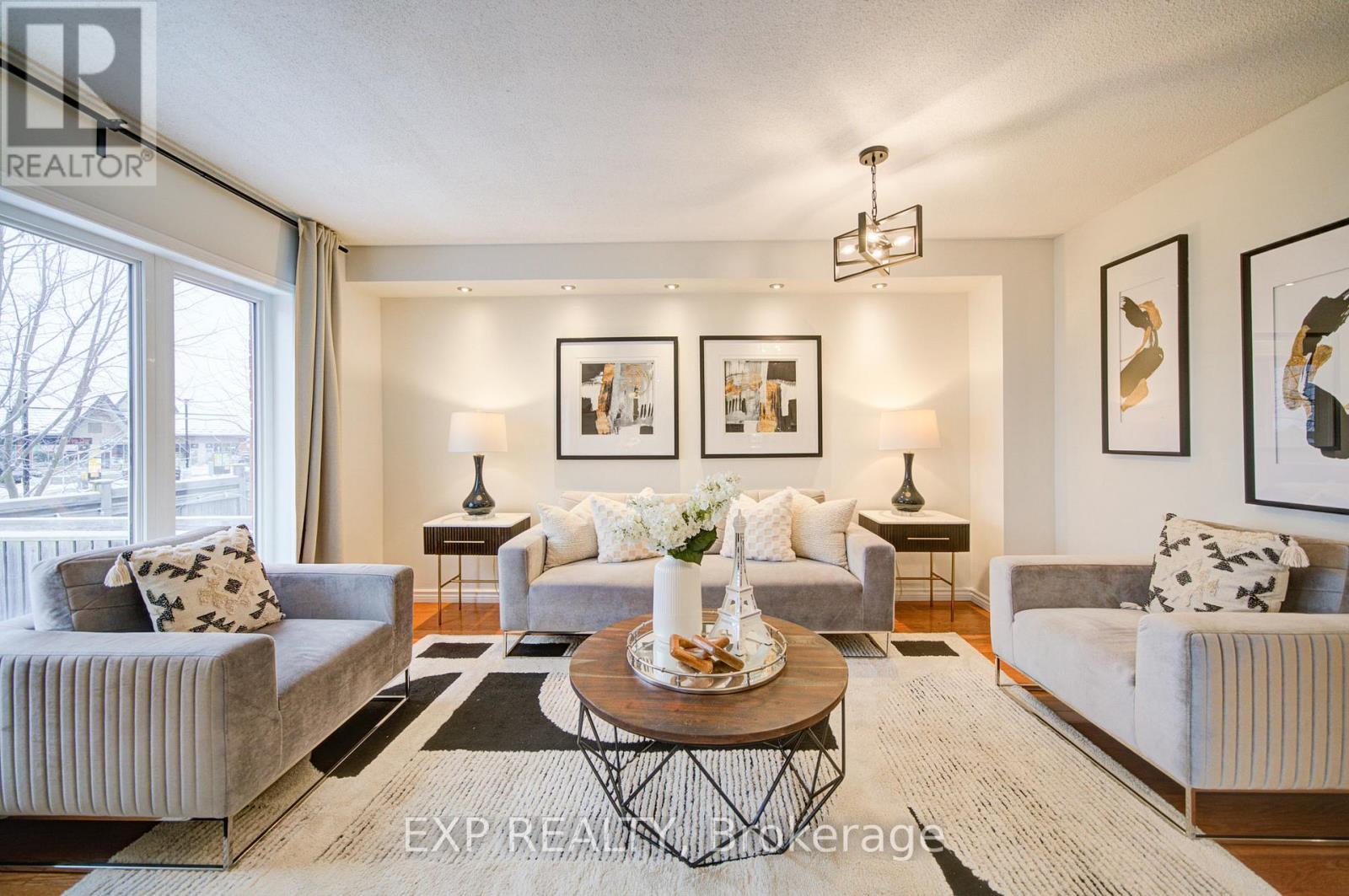 21 Westcliffe Crescent, Richmond Hill, ON - Indoor Photo Showing Living Room