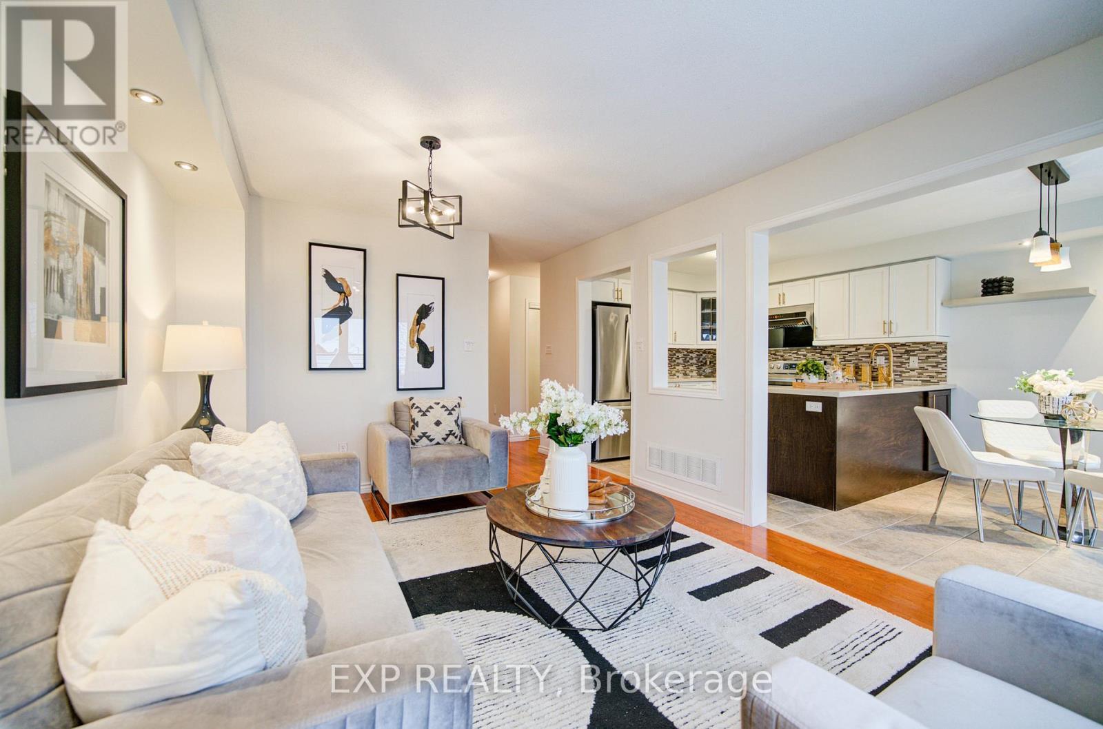 21 Westcliffe Crescent, Richmond Hill, ON - Indoor Photo Showing Living Room