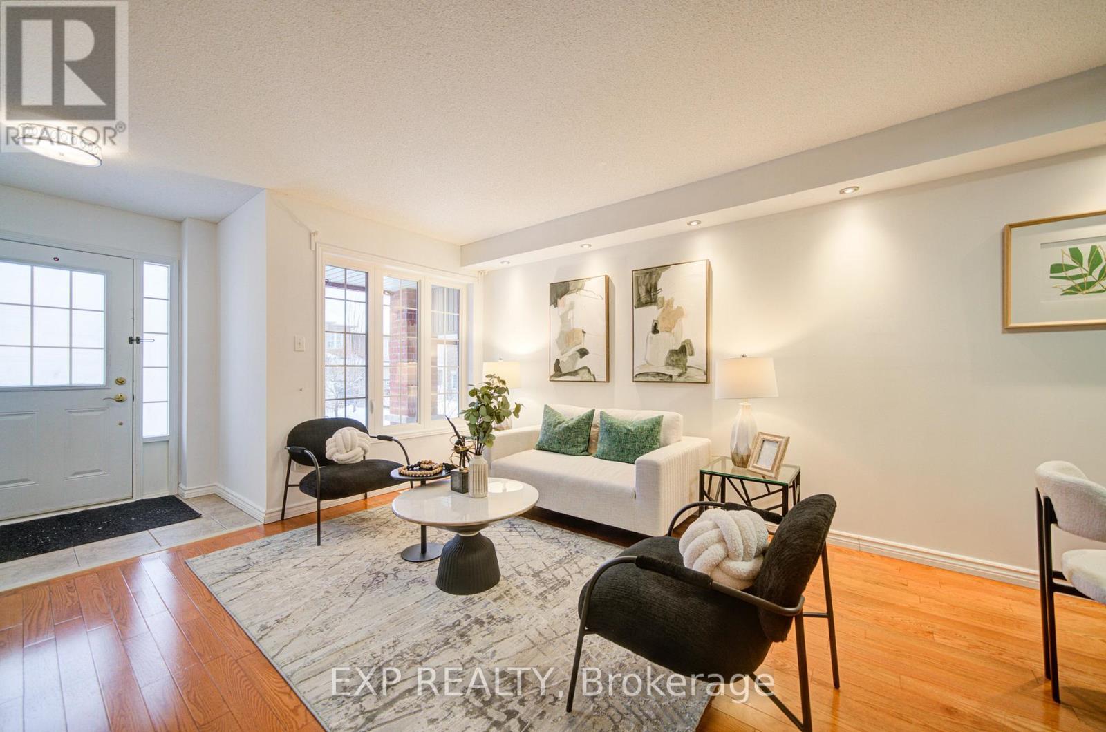 21 Westcliffe Crescent, Richmond Hill, ON - Indoor Photo Showing Living Room