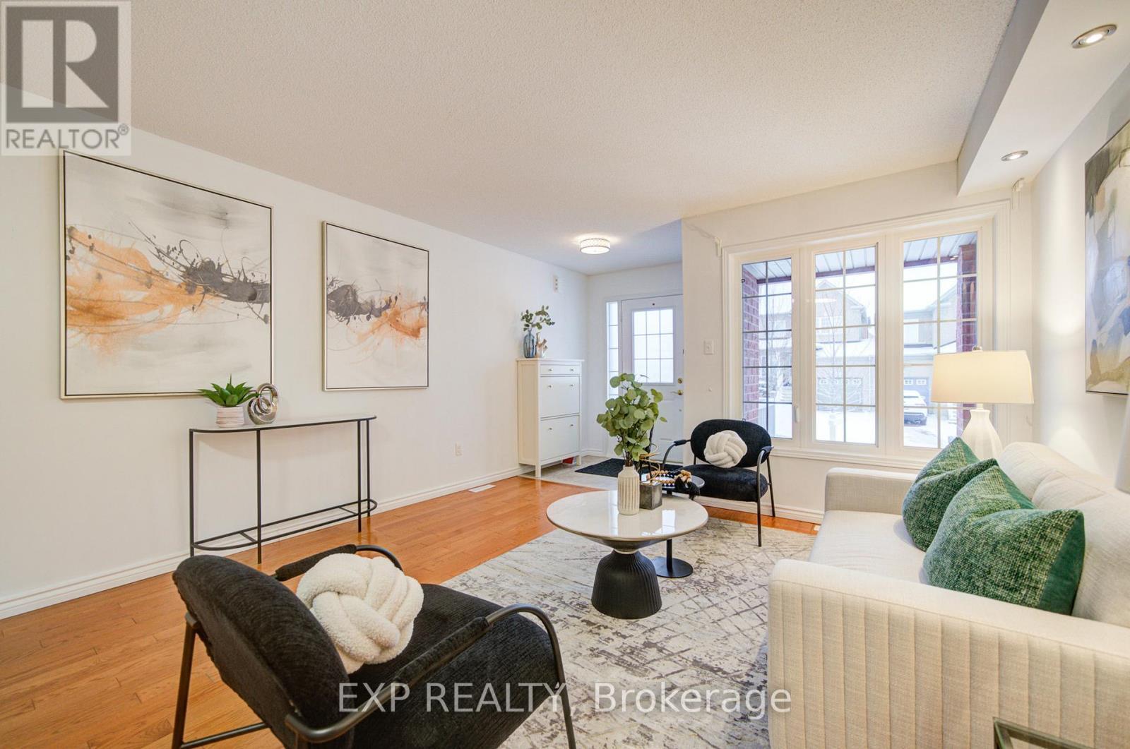 21 Westcliffe Crescent, Richmond Hill, ON - Indoor Photo Showing Living Room