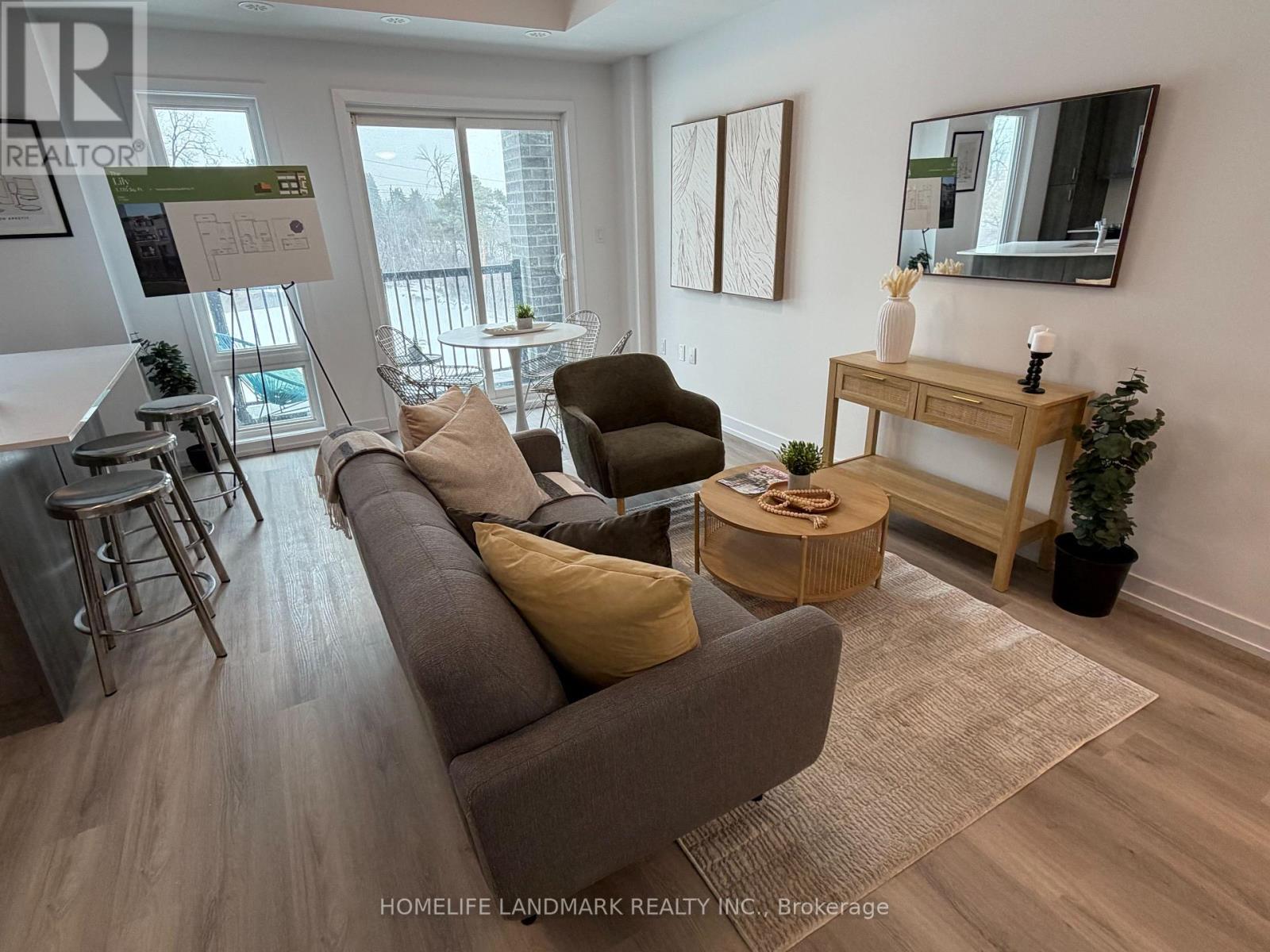209 - 3 Bancroft Lane, Richmond Hill, ON - Indoor Photo Showing Living Room