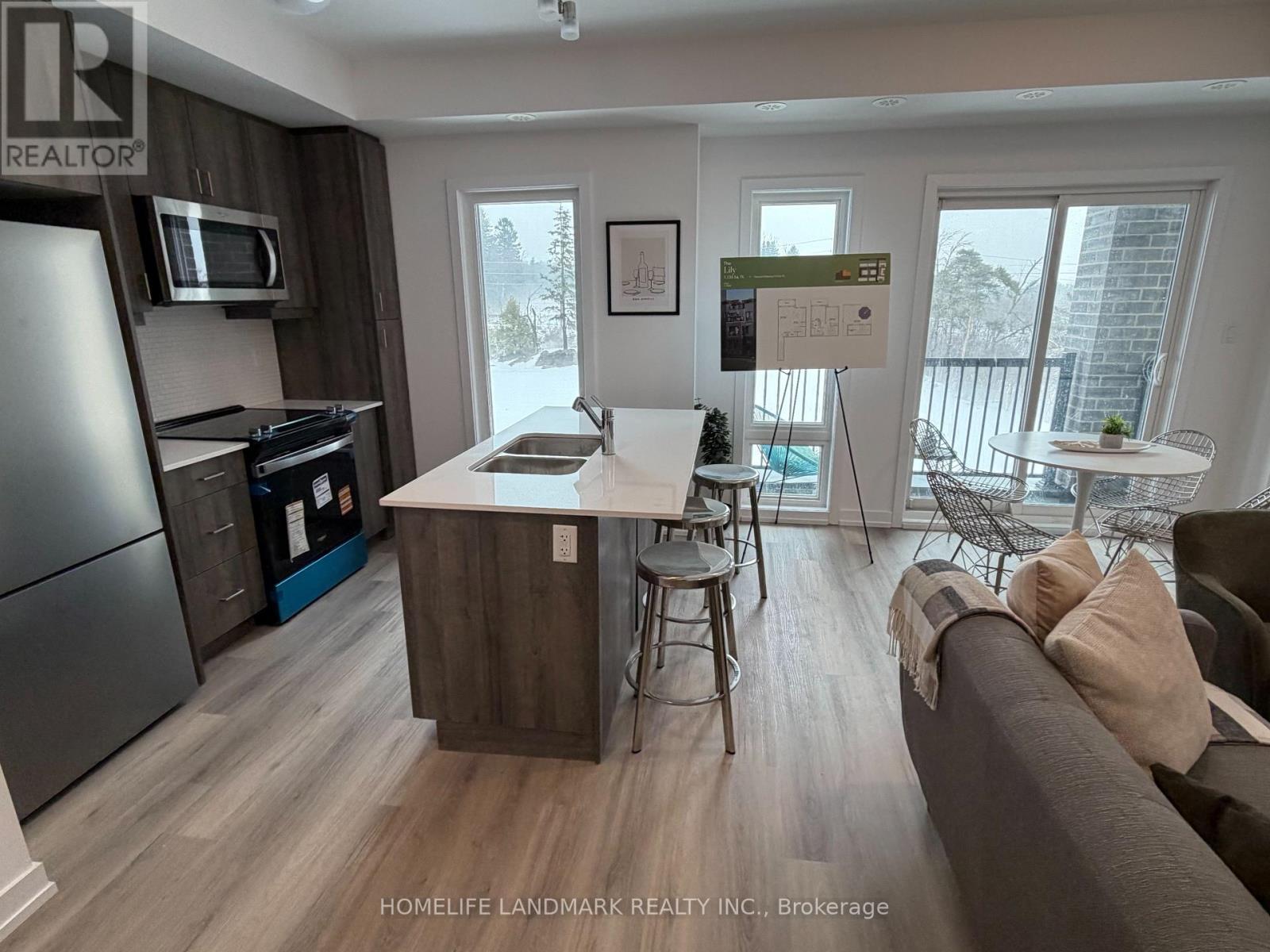 209 - 3 Bancroft Lane, Richmond Hill, ON - Indoor Photo Showing Kitchen With Double Sink