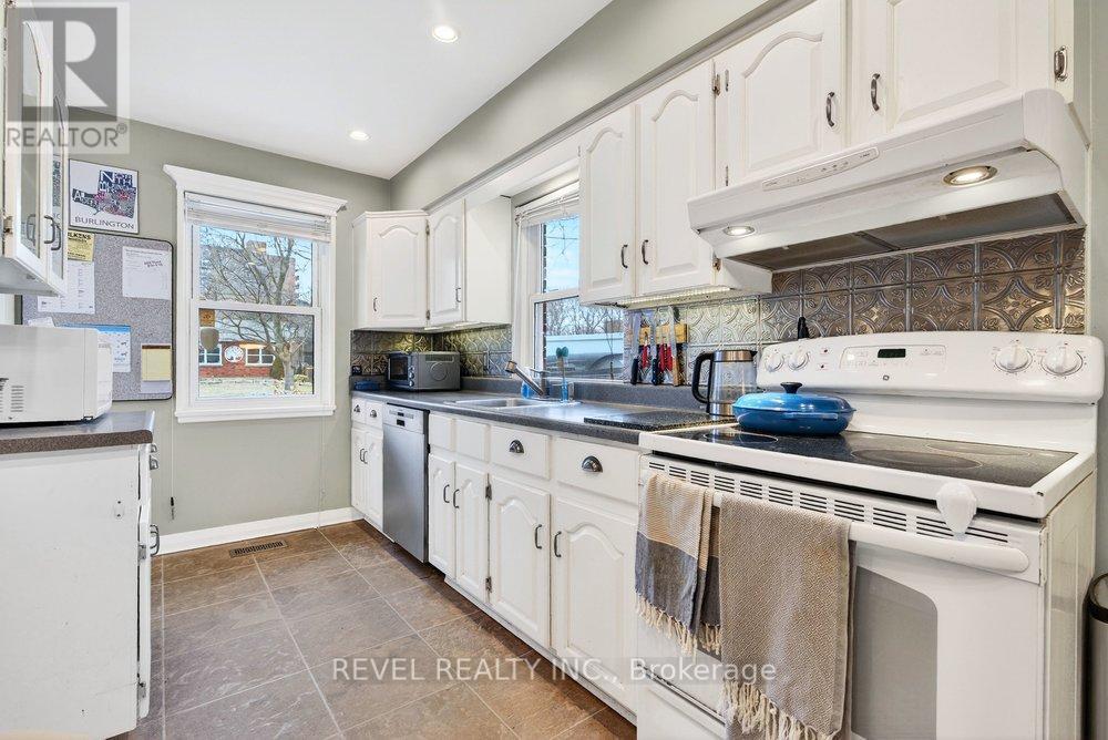 399 Pepper Drive, Burlington, ON - Indoor Photo Showing Kitchen
