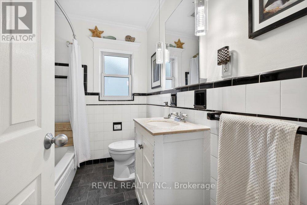 399 Pepper Drive, Burlington, ON - Indoor Photo Showing Bathroom