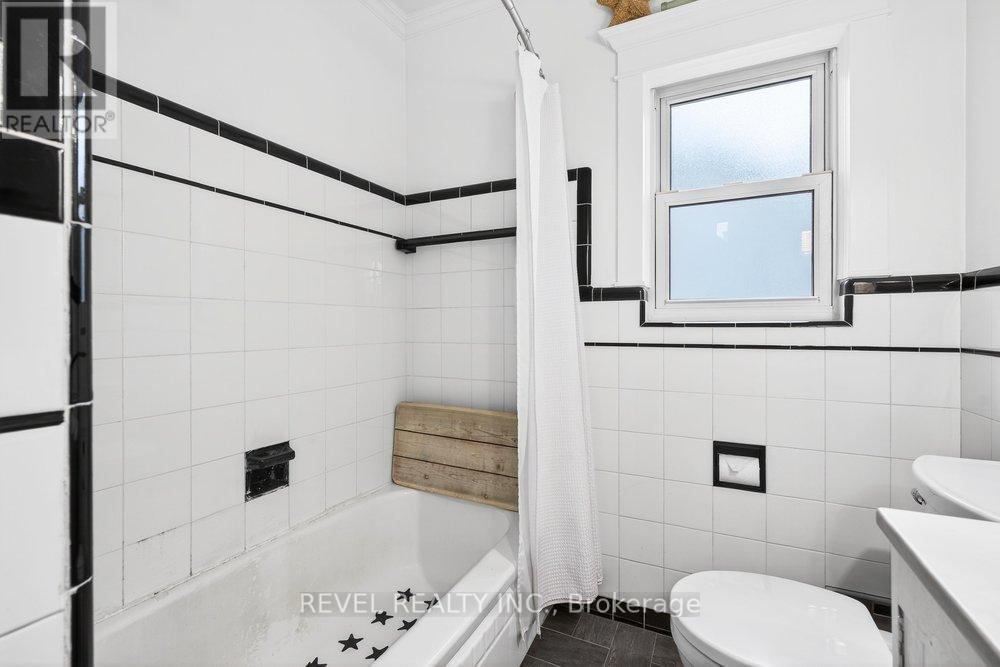 399 Pepper Drive, Burlington, ON - Indoor Photo Showing Bathroom