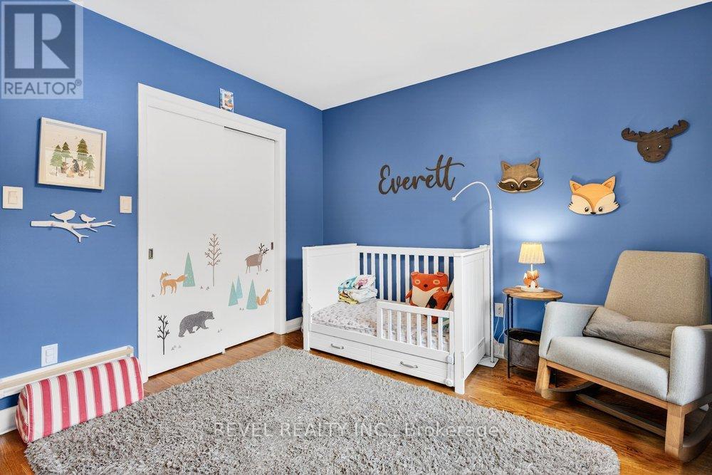 399 Pepper Drive, Burlington, ON - Indoor Photo Showing Bedroom