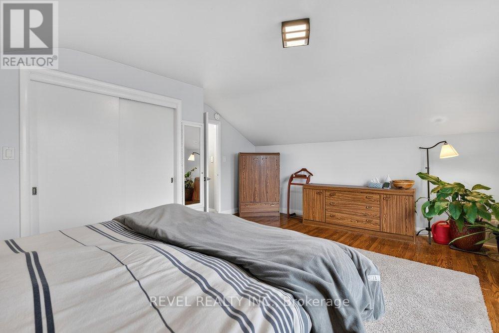 399 Pepper Drive, Burlington, ON - Indoor Photo Showing Bedroom