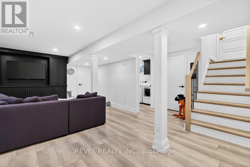 399 Pepper Drive, Burlington, ON - Indoor Photo Showing Other Room