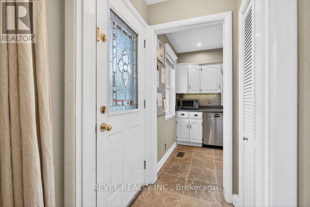 399 Pepper Drive, Burlington, ON - Indoor Photo Showing Other Room