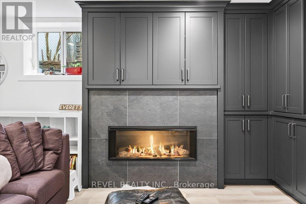399 Pepper Drive, Burlington, ON - Indoor Photo Showing Living Room With Fireplace