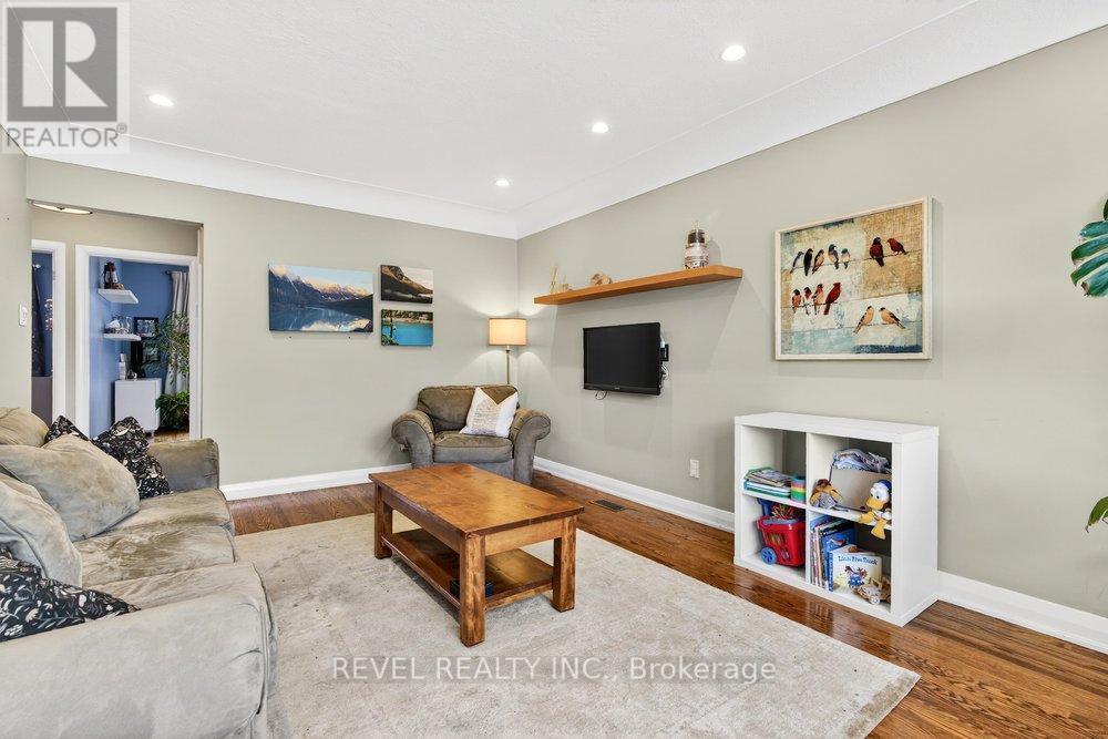 399 Pepper Drive, Burlington, ON - Indoor Photo Showing Living Room