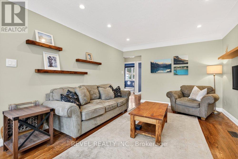 399 Pepper Drive, Burlington, ON - Indoor Photo Showing Living Room