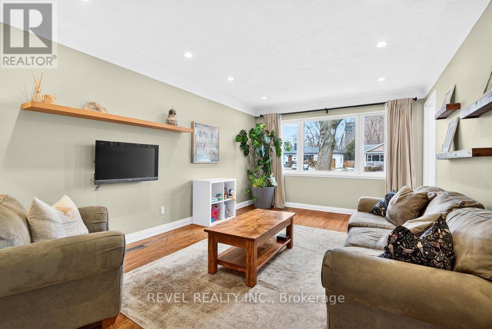 399 Pepper Drive, Burlington, ON - Indoor Photo Showing Living Room With Fireplace