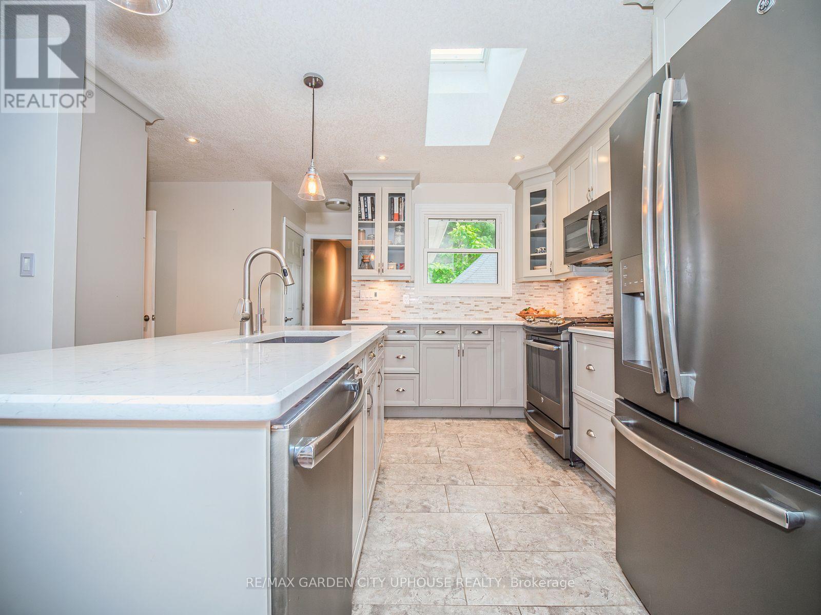 373 Darby Road, Welland (Cooks Mills), ON - Indoor Photo Showing Dining Room With Fireplace