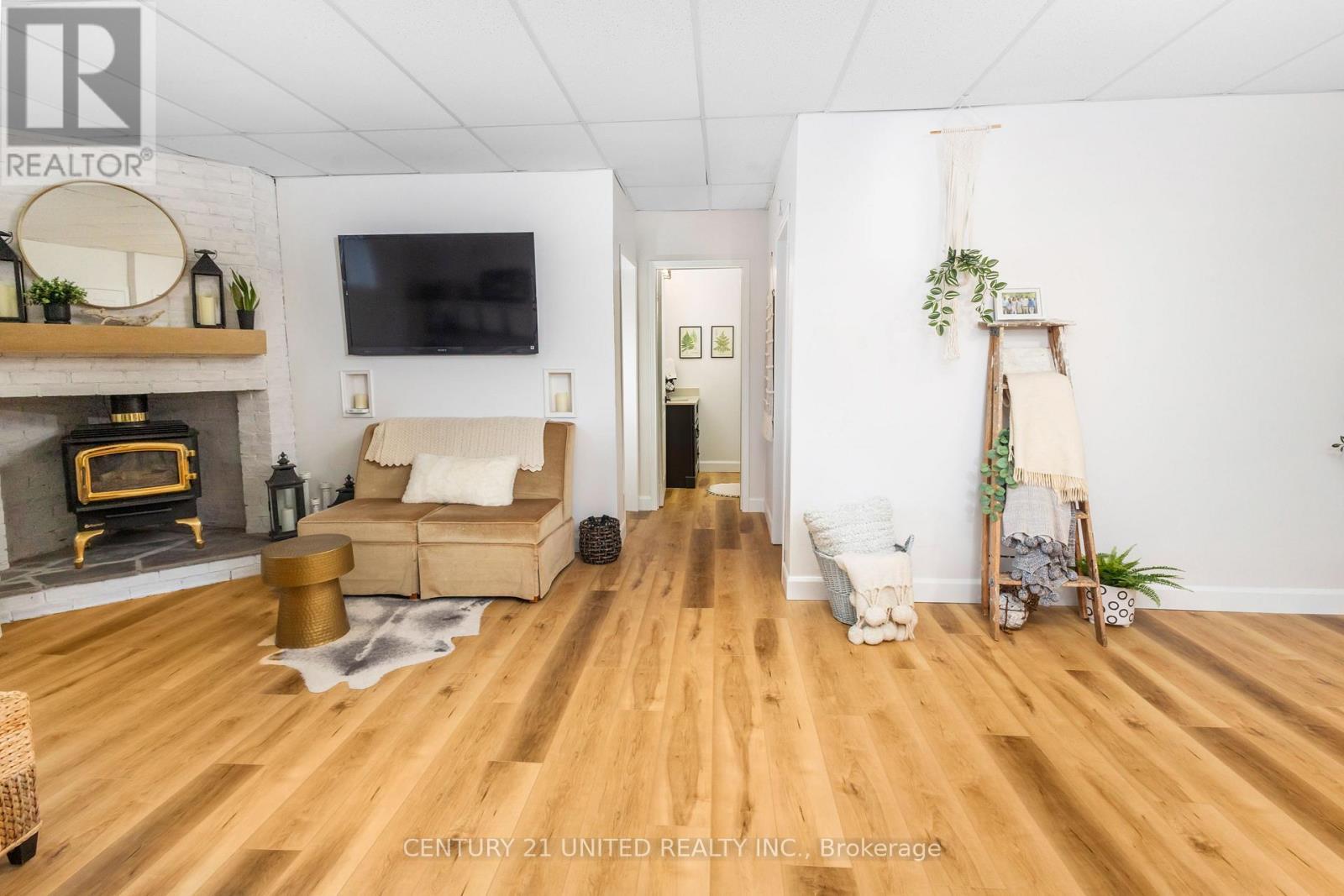 1455 Glenforest Crescent, Peterborough (Monaghan Ward 2), ON - Indoor Photo Showing Living Room With Fireplace