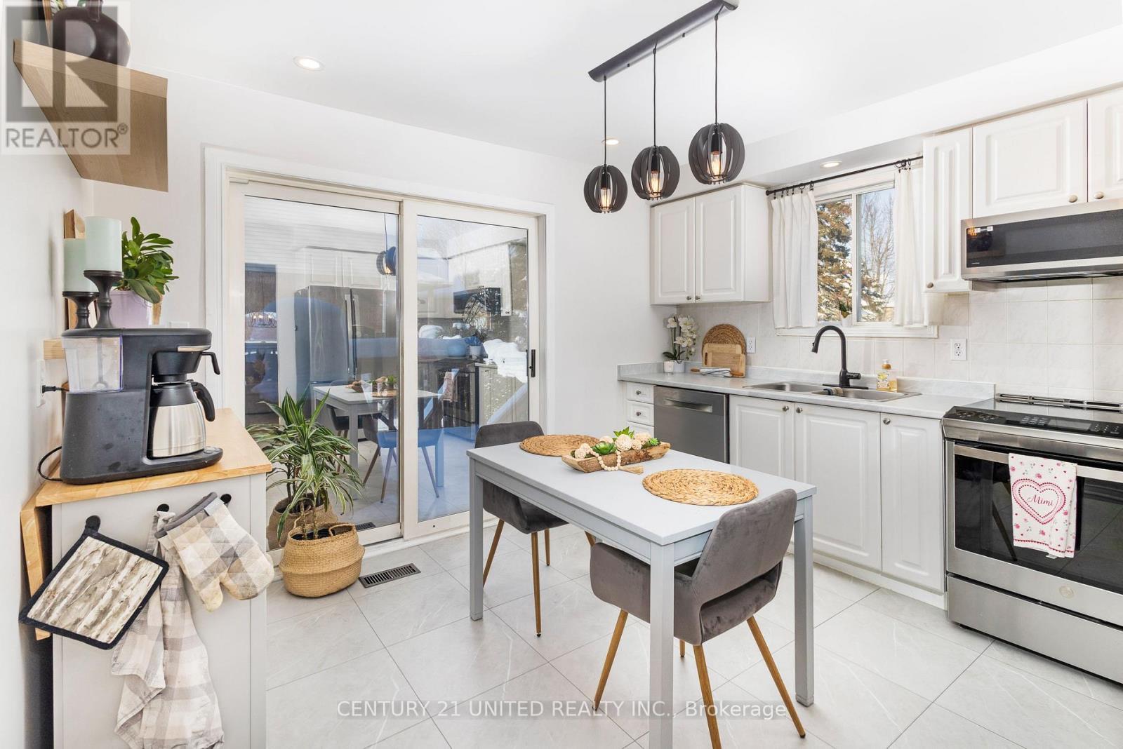 1455 Glenforest Crescent, Peterborough (Monaghan Ward 2), ON - Indoor Photo Showing Kitchen With Upgraded Kitchen