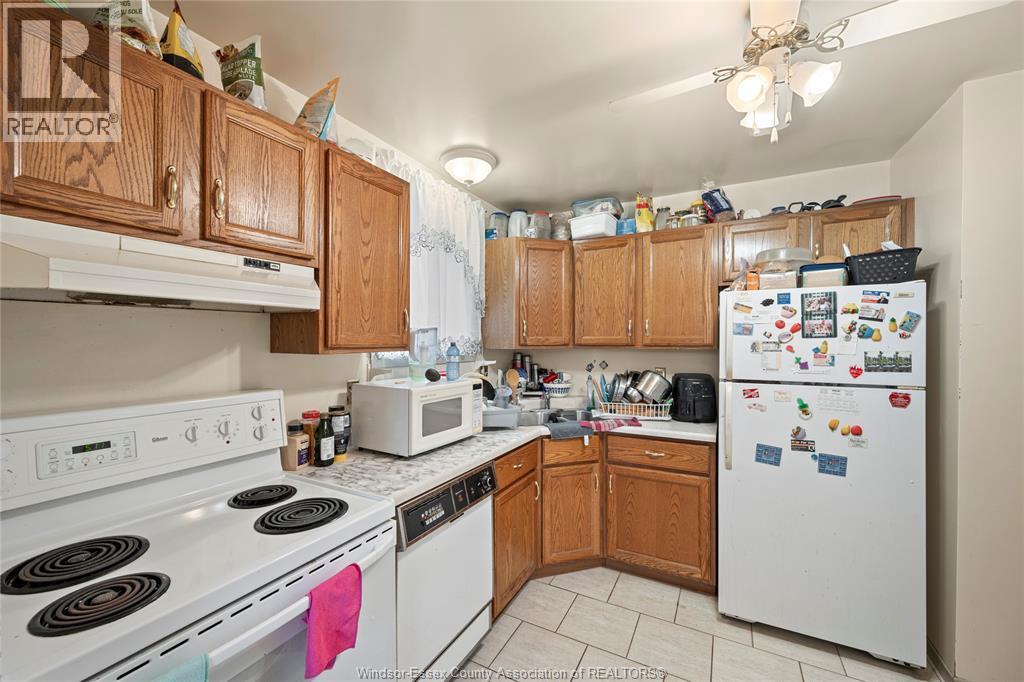 9606 Avery Lane, Windsor, ON - Indoor Photo Showing Kitchen